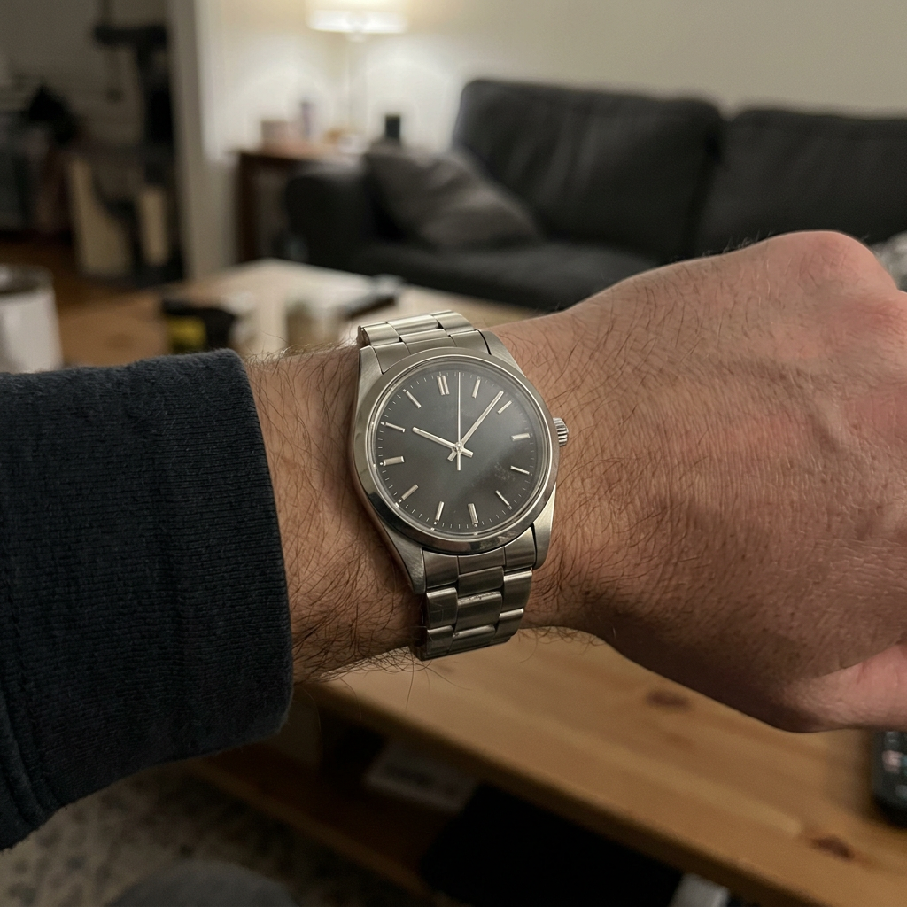 Photo sombre d’une montre en acier portée au poignet